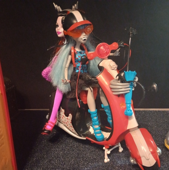 Monster High Freaky Fushion Ghoulia Yelps & Operetta + Zombie Scooter Bundle - Picture 2 of 11